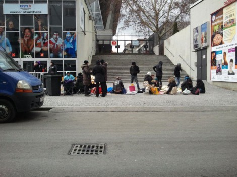 Fans stehen seit den Mittagsstunden vor der Stadthalle an. (Foto:  Claudia Hoffmann)