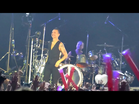 Audience sing &quot;Happy Birthday, Dave Gahan&quot;