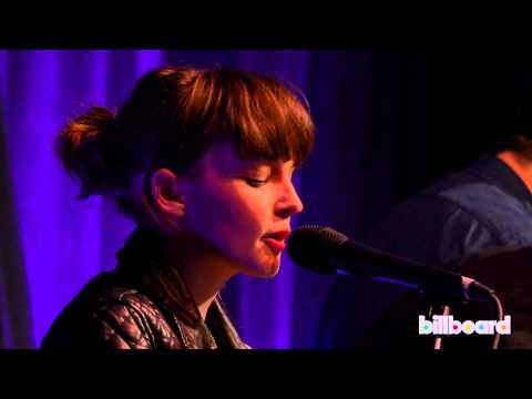 Chvrches cover Janelle Monáe&#039;s &quot;Tightrope&quot; Live at Billboard Women In Music 2013