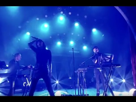 Chvrches - Leave A Trace - Live Circus HalliGalli