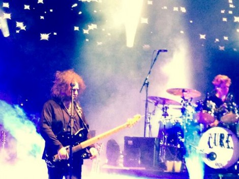 The Cure live (Foto: Karel Roell via Twitter)
