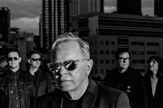 Das Foto zeigt eine Schwarzweiß-Aufnahme von der Band New Order