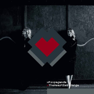 Auf dem Cover des Albums "The Heart Is Strange" von xPropaganda sind in einer Schwarz-Weiß-Fotografie die beiden Sängerinnen zu sehen, die vor einer Wand stehen.