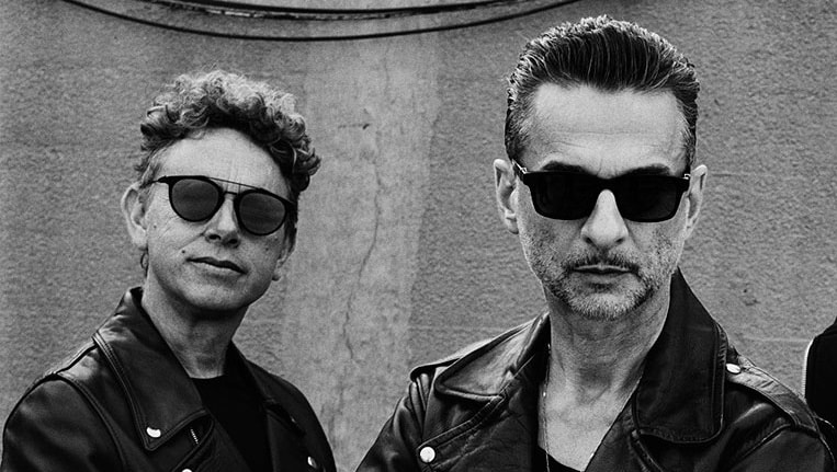 Das schwarzweiße Foto zeigt die Köpfe von Martin Gore und Dave Gahan von Depeche Mode.