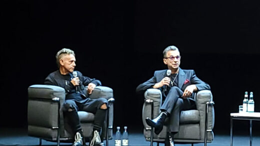 Martin Gorge und Dave Gahan von Depeche Mode sitzen bei der Pressekonferenz 2022 im Berliner Ensemble in Sesseln.
