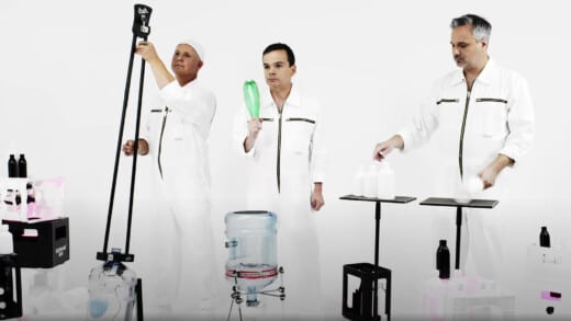 Screenshot aus dem Musikvideo von "GlasBlasSing: Behind the Wheel"