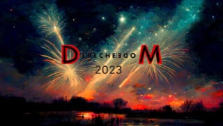 Das Bild zeigt Feuerwerk am Nachthimmel und den Schriftzug "Depeche Mode 2023"