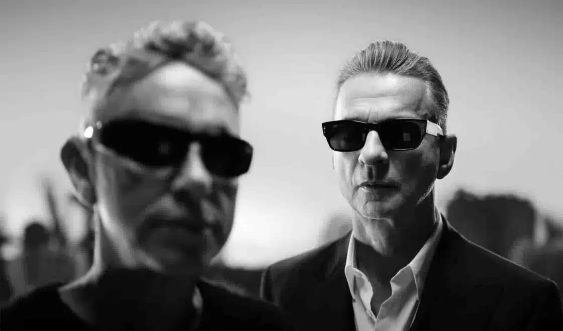Das Foto zeigt eine Schwarzweiß-Aufnahme von Martin Gore und Dave Gahan von Depeche Mode.