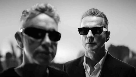 Das Foto zeigt eine Schwarzweiß-Aufnahme von Martin Gore und Dave Gahan von Depeche Mode.