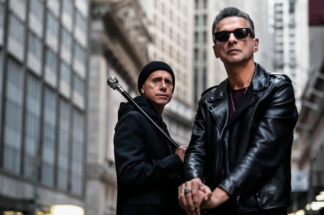 Das Foto zeigt Dave Gahan und Martin Gore von Depeche Mode..