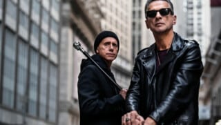 Das Foto zeigt Dave Gahan und Martin Gore von Depeche Mode..