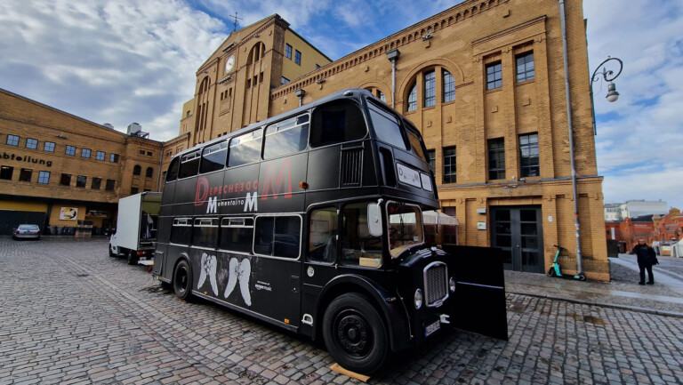 Das Foto zeigt einen Doppeldecker-Bus, der im Stile des Depeche Mode Album Memento Mori gestaltet ist: schwarz.