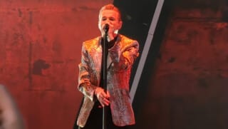 Das Foto zeigt Depeche Mode-Sänger Dave Gahan beim Konzert auf der Festwiese in Leipzig 2023.