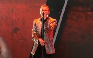 Das Foto zeigt Depeche Mode-Sänger Dave Gahan beim Konzert auf der Festwiese in Leipzig 2023.