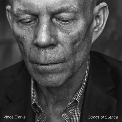 Das Bild zeigt das Artwork zum Album "Vince Clarke - Songs of Silence". Zu sehen ist ein Porträtbild von Vince Clarke in Schwarzweiß.