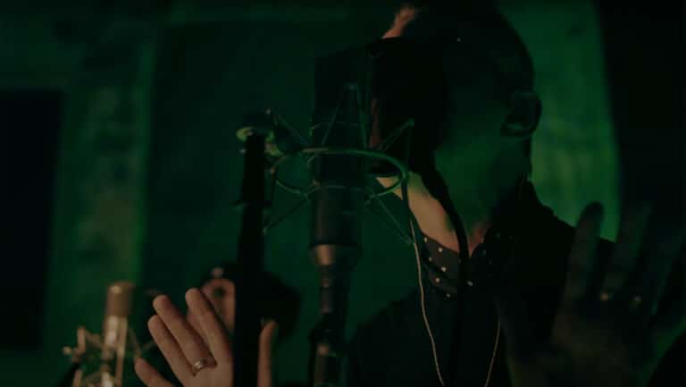 Das Foto zeigt einen Screenshot aus dem Musikvideo "My Favourite Stranger" von Depeche Mode.