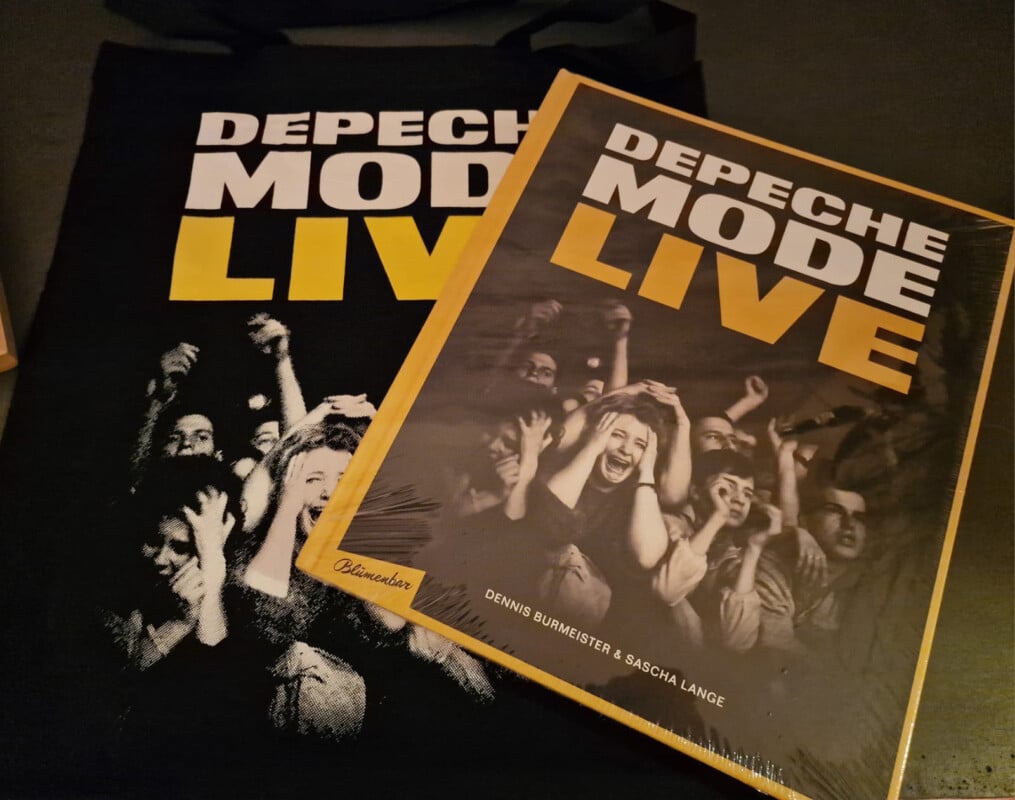 Das Foto zeigt das das Buch "Depeche : Live" neben einer Tasche mit dem gleichen Artwork.