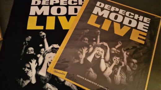 Das Foto zeigt das das Buch "Depeche : Live" neben einer Tasche mit dem gleichen Artwork.